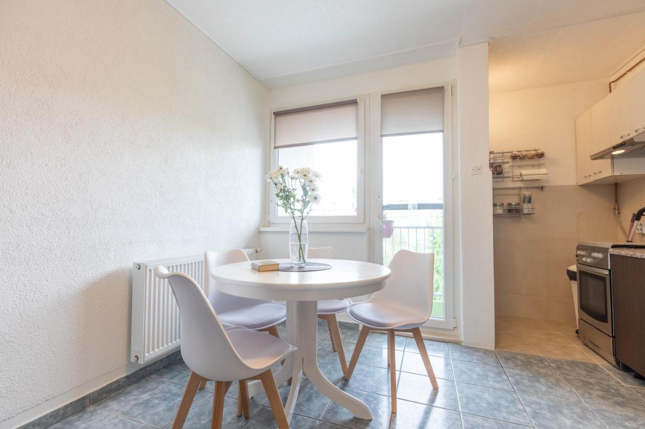Cosy Apartment Hugo โอซีเยก ภายนอก รูปภาพ