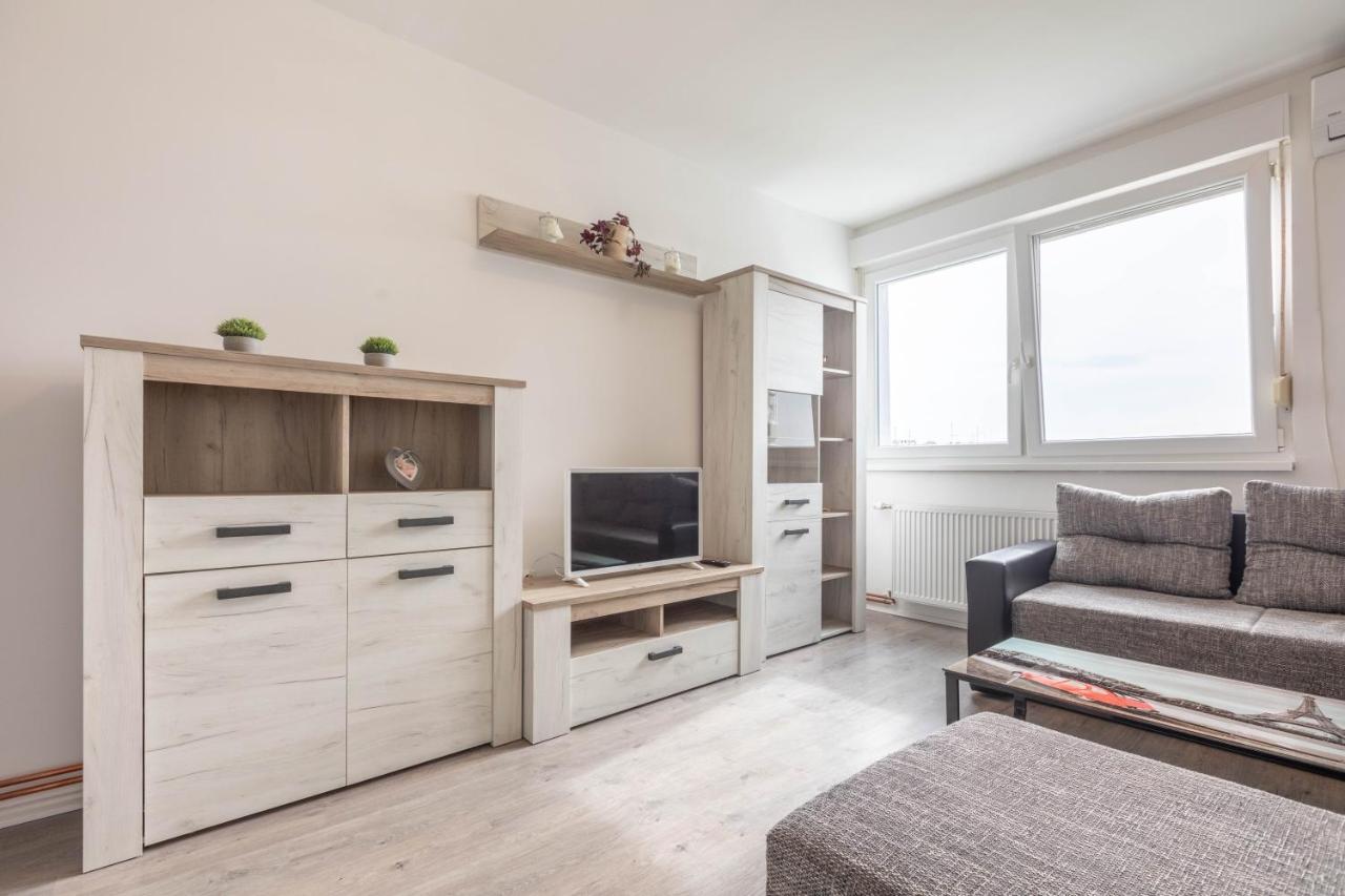 Cosy Apartment Hugo โอซีเยก ภายนอก รูปภาพ