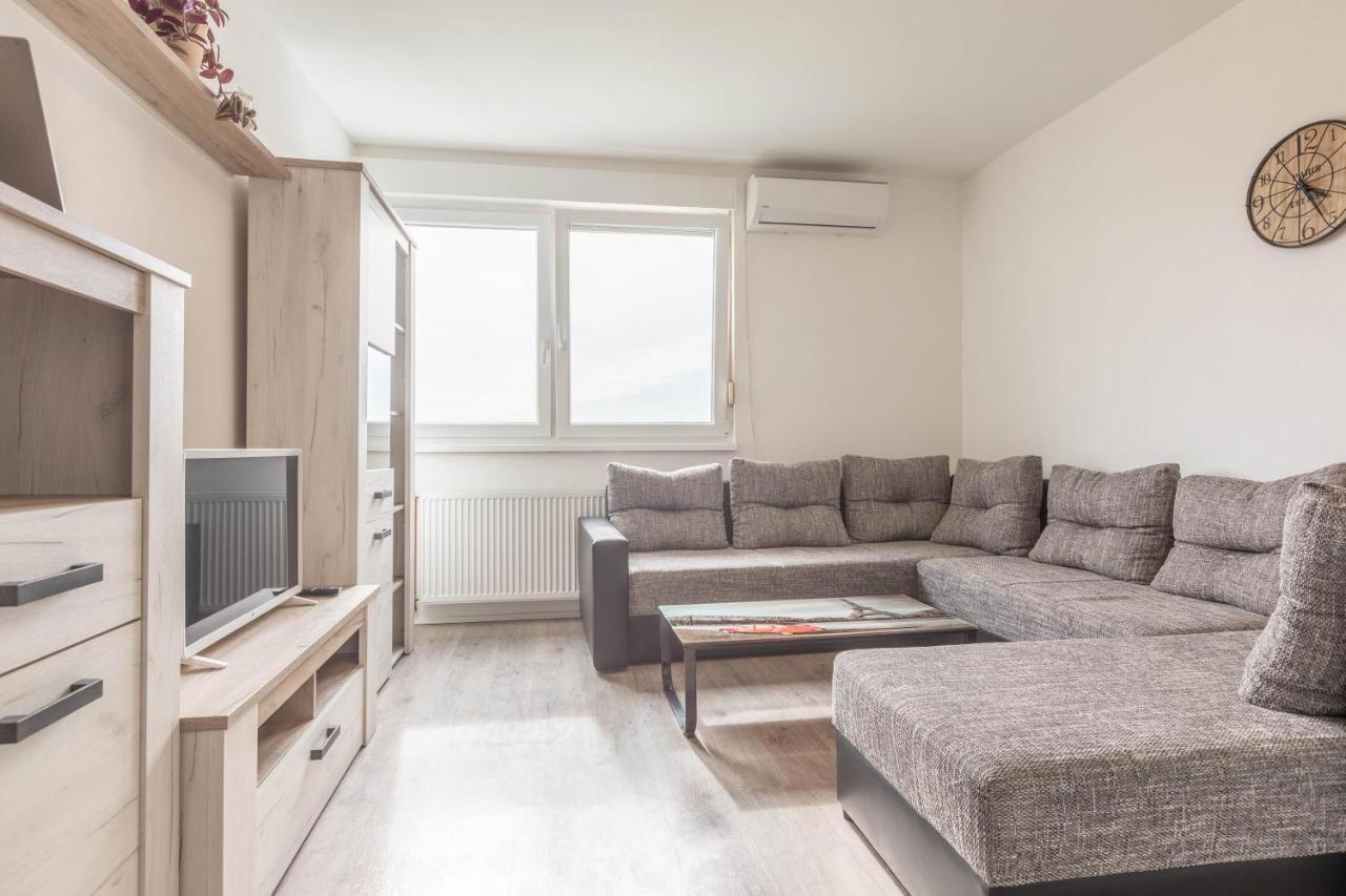 Cosy Apartment Hugo โอซีเยก ภายนอก รูปภาพ