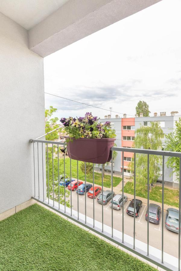 Cosy Apartment Hugo โอซีเยก ภายนอก รูปภาพ